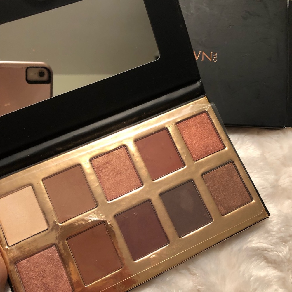 Crown eyeshadow palette